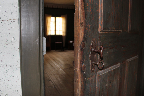 En dörr som öppnats in till museet.